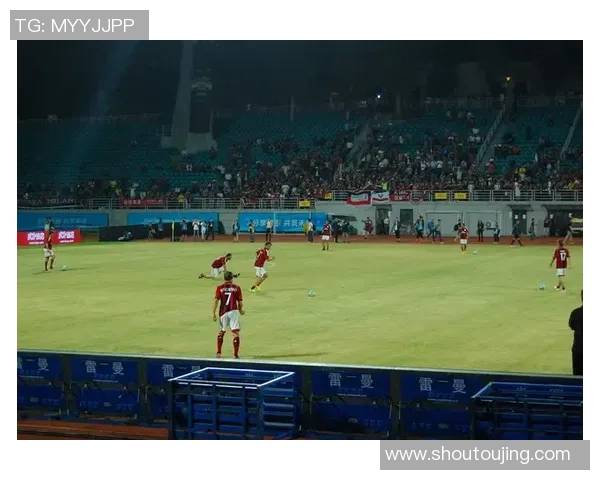 聚焦足球场上15号球星的传奇之路与赛场精彩瞬间 聚焦足球场上15号球星的传奇之路与赛场精彩瞬间