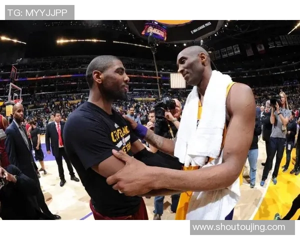 足球巨星与欧文亲密合影 握球衣传递友谊与荣誉 足球巨星与欧文亲密合影 握球衣传递友谊与荣誉